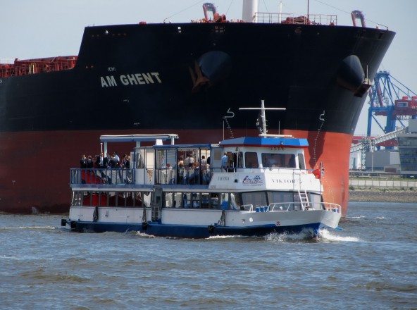 Viktoria-Containerschiff-IMG_3703-592x440 (1)